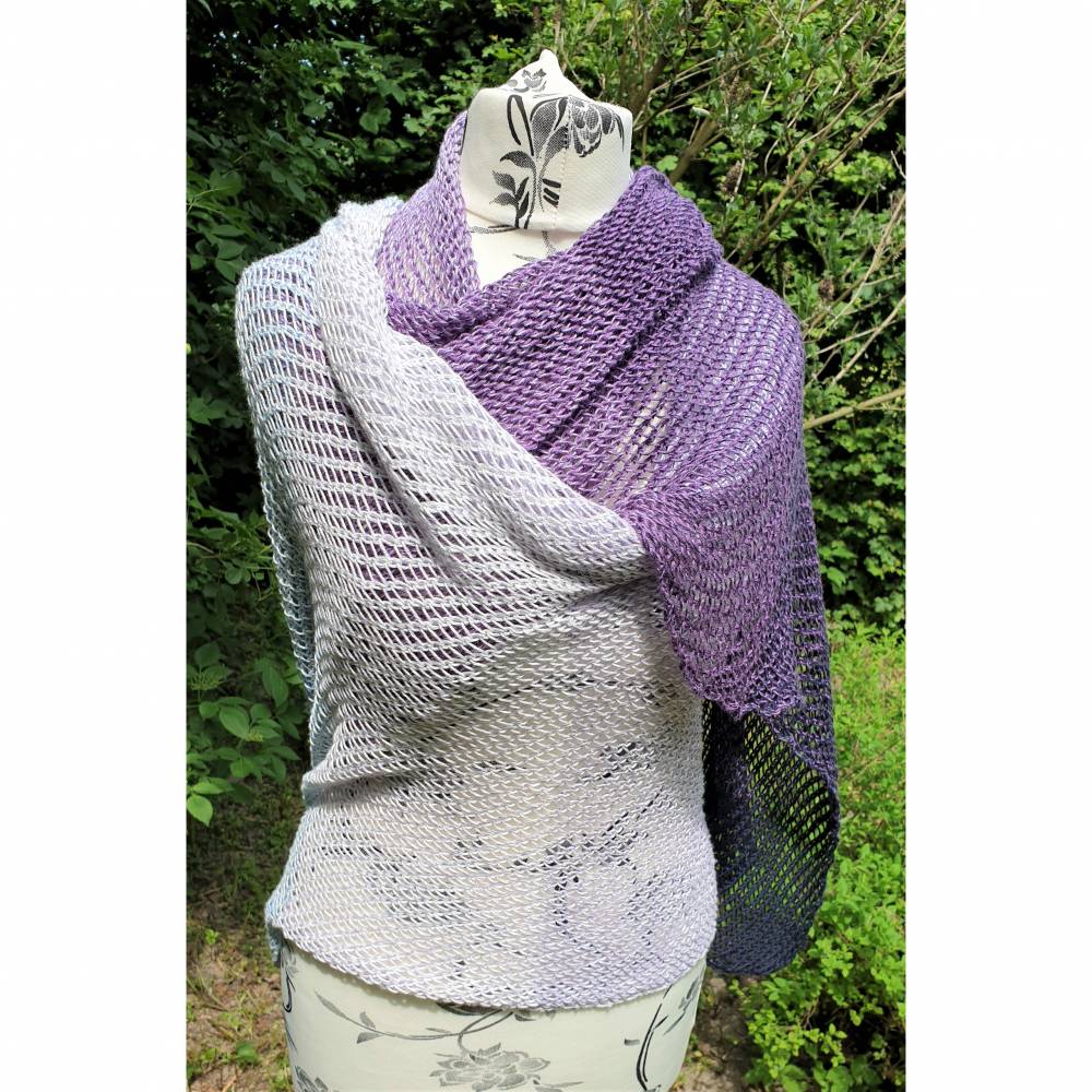 Handgestrickte Stola -  Schultertuch - Lace Schal - Unikat in Blau-Flieder Bild 9