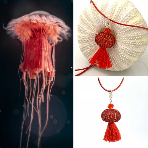hand gestrickter MEDUSA ANHÄNGER aus rotem Kupferdraht mit roter Quaste und Glasschliffperle