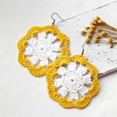 Boho Ohrringe gehäkelt in Gelb und Weiß | Handgemachte Blumen Ohrhänger im Hippie Stil | Einzigartiger Ohrschmuck