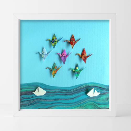 Kraniche und Boote // Origami aus handmarmoriertem Papier im Objektrahmen