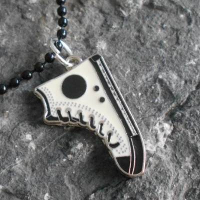 Turnschuh Anhänger Kette – 80er Retro Vintage Schmuck, versilbert oder 925 Silber, beidseitig, verschiedene Ketten