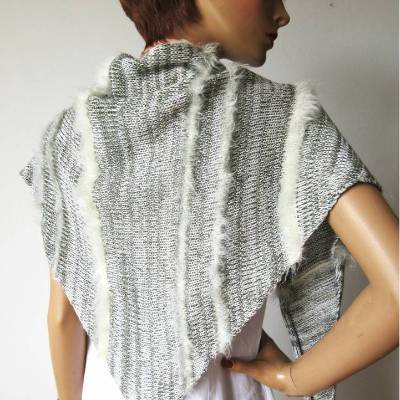 Gestricktes Schultertuch in neutralen Farben, Damenschal aus Baumwolle und Wolle, Dreieckschal mit Streifen, weich
