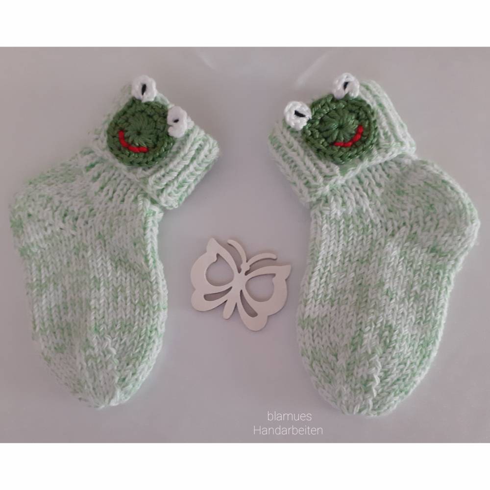 Gestrickte warme Baby Socken, Farbe grün-weiss meliert mit Froschapplikation Bild 1