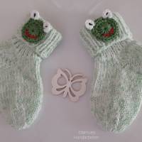 Gestrickte warme Baby Socken, Farbe grün-weiss meliert mit Froschapplikation