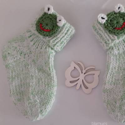 Gestrickte warme Baby Socken, Farbe grün-weiss meliert mit Froschapplikation