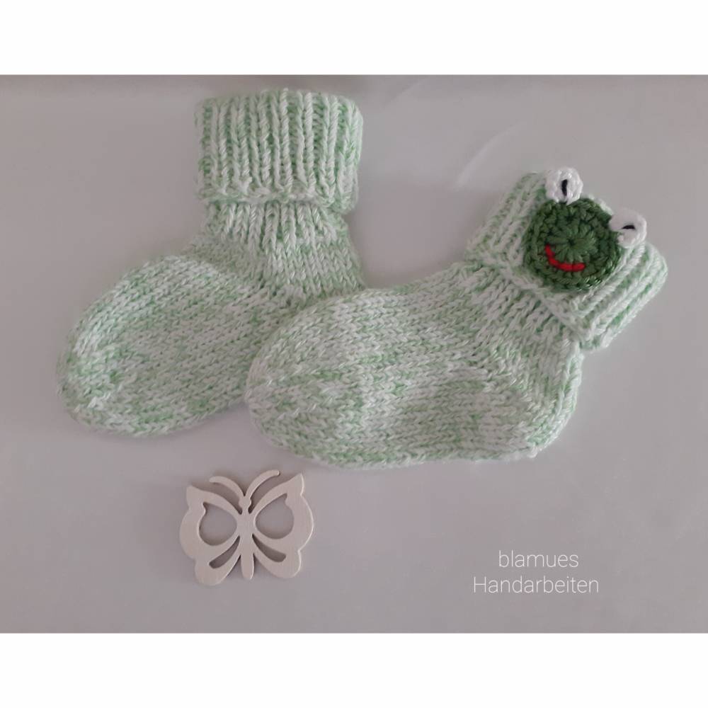 Gestrickte warme Baby Socken, Farbe grün-weiss meliert mit Froschapplikation Bild 2