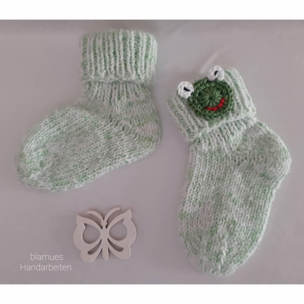 Gestrickte warme Baby Socken, Farbe grün-weiss meliert mit Froschapplikation Bild 3