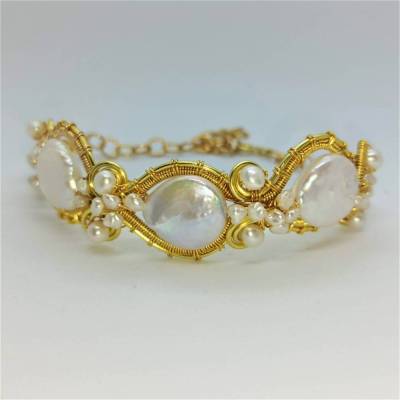 Handgemachtes Armband weiß schimmernd Coin Perlen 14mm Boho Wirework goldfarben verstellbar Plus Size