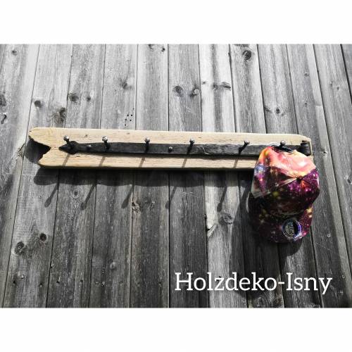 Garderobe aus Treibholz mit rustikalen geschmiedeten Torband