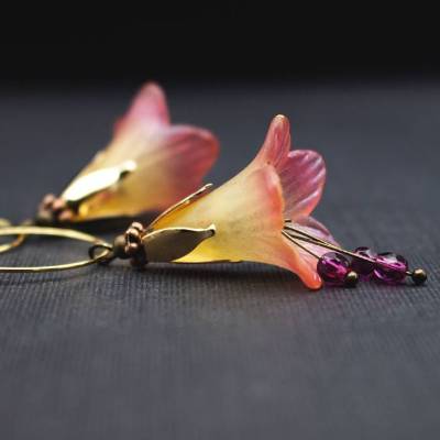 Creolen mit Blüten in gelb und rosa, Ohrringe, goldfarben, romantisch, fuchsia