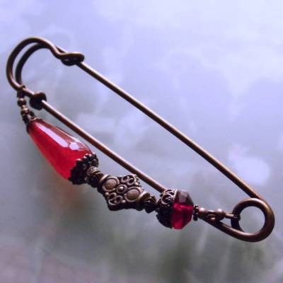 Rote Beeren Tuchnadel Boho Chic  - sehr große Bronze Schmucknadel mit Jade und böhmischen Glasperlen in Rottönen N10-AB-