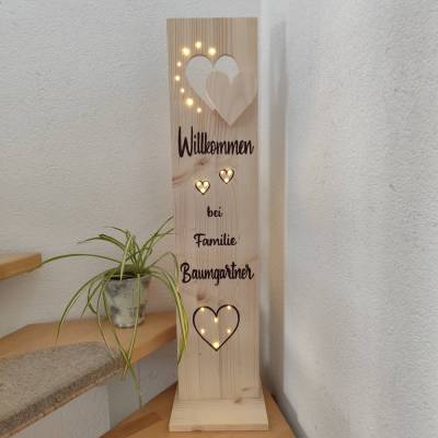 beleuchtetes personalisiertes Willkommen Schild  aus Holz Geschenk mit Namen Stele Aufsteller 
