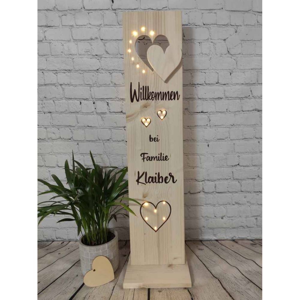 beleuchtetes personalisiertes Willkommen Schild aus Holz Geschenk mit Namen Stele Aufsteller