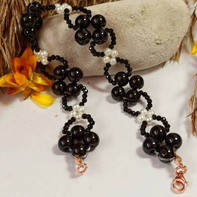 Funkelndes Armband aus Onyx, Spinell & Muschelperlen mit rosévergoldetem Sterling Silber 