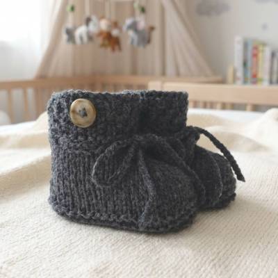 Babyschuhe anthrazitgrau handgestrickt – weiches Garn, Knöpfe, ca. 10-10,5 cm, für 3-6 Monate, Strickschuhe Baby