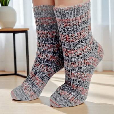 Handgestrickte Socken Gr. 40/41 – schönes Strickmuster & zarter Farbverlauf, Herzchen-Ferse