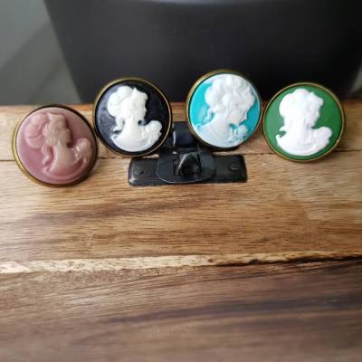 Kamee Brosche Pin Anstecknadel blau schwarz rosa grün Cabochon Frauenkopf Gemmen