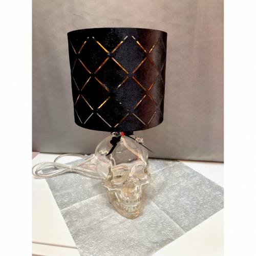 Totenkopf Flaschenlampe mit schwarz-gold Stofflampenschirm 