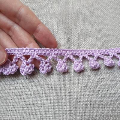 Häkelborte mit Pompons 2,5 cm – individuelle Farbe, handgemachte Baumwoll-Borte als Bordüre