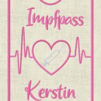 Stickdatei Impfpass In the Hoop Spritze  mit Herz und EKG Arzt  625/h Maschinenstickerei