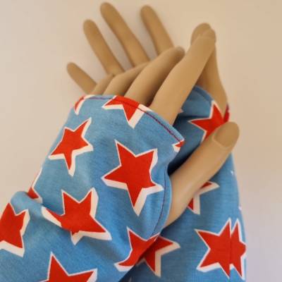 Armstulpen mit Daumenloch - wendbar - in türkis-rot "Sterne" von he-ART by helen hesse