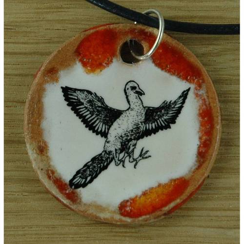 Echtes Kunsthandwerk: Orgineller Keramik Anhänger mit dem Urvogel Archaeopteryx; Fossil, Evolution, Kette, Keramikanhäng