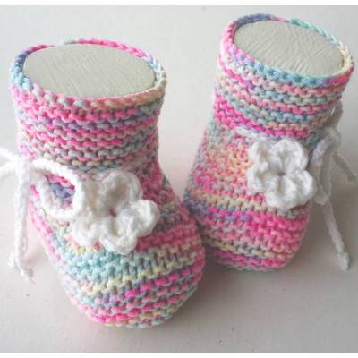 Handgestrickte Babyschuhe aus weichem Babygarn mit Blumen, passend für 0-3 Monate. Liebevolle Handarbeit, perfekt als Geschenk.