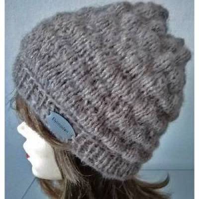 Handgestrickte Damenmütze im Bobbelmuster