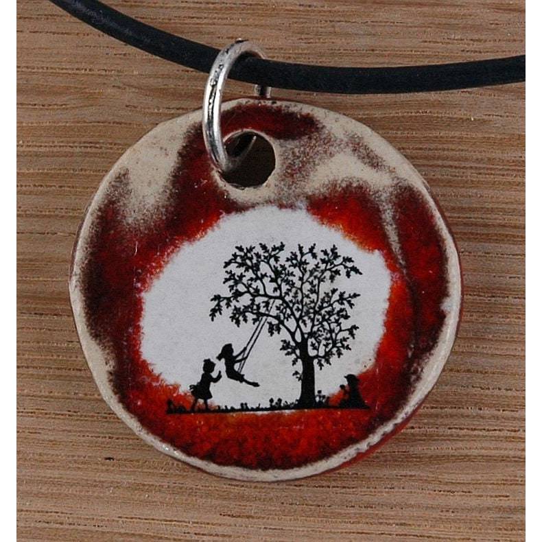 Orgineller Keramik Anhänger Natur; spielende Kinder, Bäume, Schmuck, Halskette Geschenk Herren Damen Amulett, Talisman