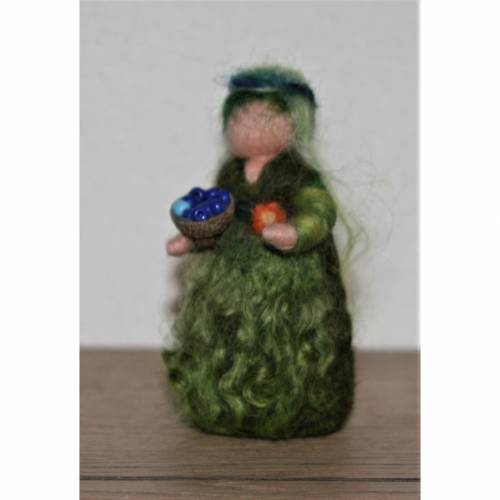 Beeren-Sammlerin mit Korb im Moos - Mooslinge