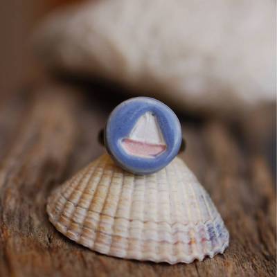 Maritimer Damenring mit einem Segelboot in Pastelfarben - silber- oder bronzefarbene Ringschiene
