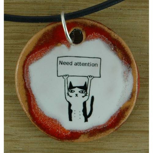 Orgineller Keramik Anhänger mit einer Katze "Brauche Aufmerksamkeit" Geschenk Tierbesitzer Katzenbesitzer Halske