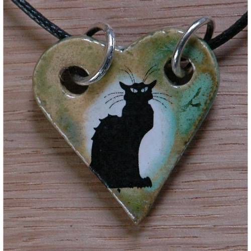 Orgineller Keramik Anhänger Katze. schwarz Kater Herz grün Schmuck handgefertigt Halskette Geschenk Mädchen Jungen Fraue
