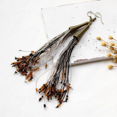 Lange Ohrringe 'Maye' | Handgemachte Ohrhänger aus Baumwollfäden und Glasperlen | auffälliger Ohrschmuck im Boho-Sti