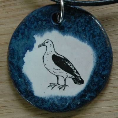 Orgineller Keramik Anhänger mit einer Möwe. Vogel, Meer, Strand Urlaub Kreuzfahrt Souvenir Mitbringsel Geschenk