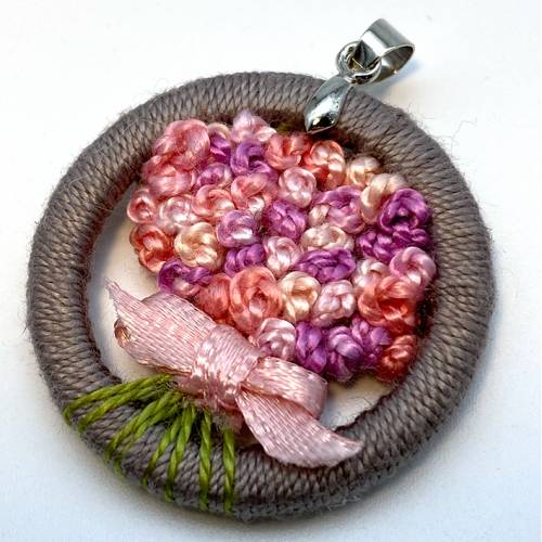 Exklusiver Zwirnknopf-Anhänger "Rosenstrauß"