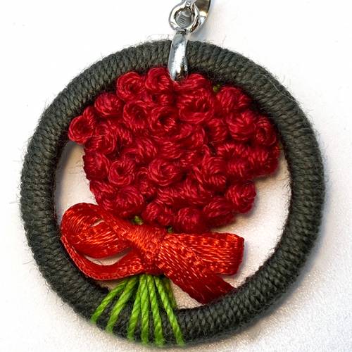 Exklusiver Zwirnknopf-Anhänger "Rosenstrauß"