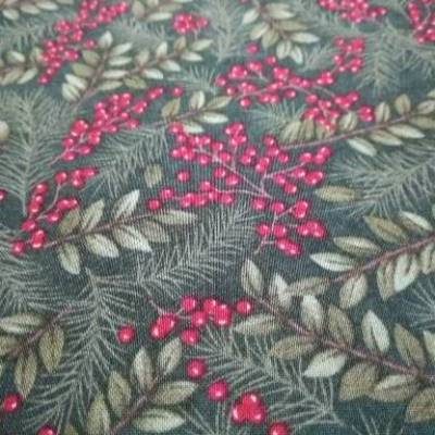 Patchworkstoff Winter Manor Pine,  grüner Quiltstoff mit Kiefernzweige und rote Beeren Moda Nr. 17