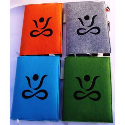 Kalenderhülle A5 & Notizbuchhülle Filz 3mm mit OM Yoga Stickerei – Geschenkidee in Türkis, Orange, Grün, Graumeliert