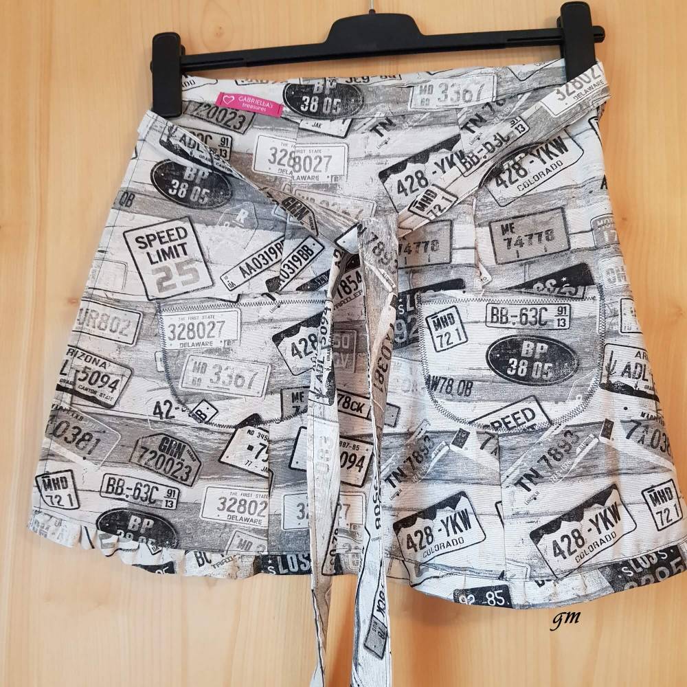 Jugendliche Stoffschürze schwarz-grau mit Taschen und Rüschen, handgemachte Halbschürze, Unikat Bild 1