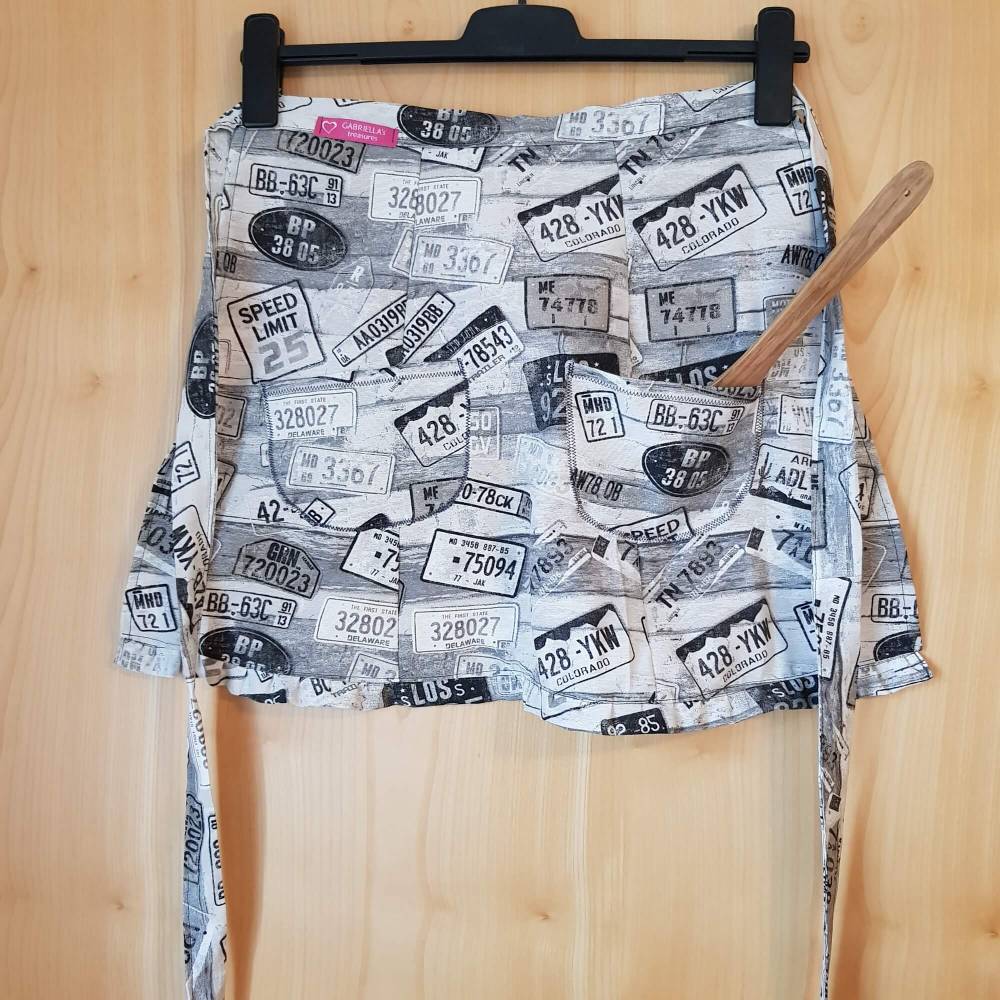 Jugendliche Stoffschürze schwarz-grau mit Taschen und Rüschen, handgemachte Halbschürze, Unikat Bild 2