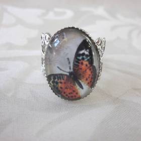 Ring mit Schmetterling Cabochon Orange "Stella"; romantisch verschnörkelt Vintage Stil Geschenkidee 