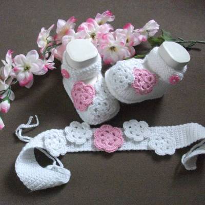Taufset „süßer Traum“ – Stirnband & Schühchen mit gehäkelten Blüten für Taufe & Baby