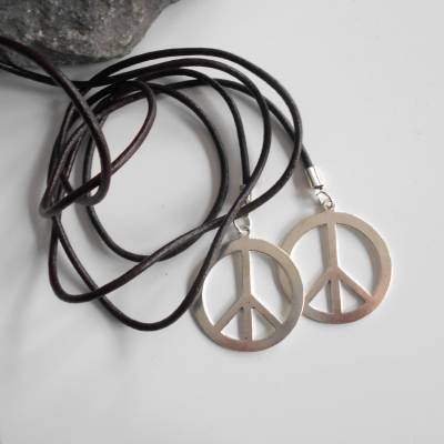 Wickelkette dunkelbraun aus Leder mit großem versilbertem Peacezeichen – 