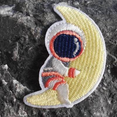 Astronaut Patch zum Aufbügeln – Gestickter Aufnäher Weltall Mond Applikation 6 cm x 3,5 cm