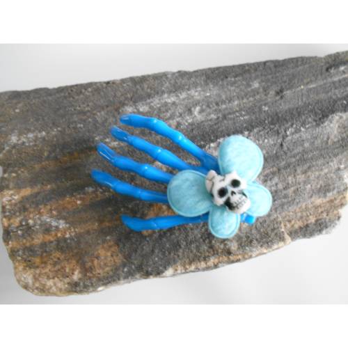 Skull, Totenkopf ,  Skeletthand Haarklammer gothic blau