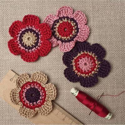 4 Häkelblumen , gehäkelte Blumen, Aufnäher Blume , Häkelblüten floral