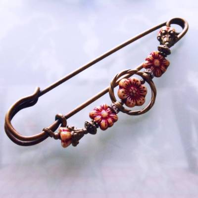 Blüten Tuchnadel Toffee - sehr große Bronze Schmucknadel mit böhmischen Glasperlen in Rot und Karamell N10-AB-16