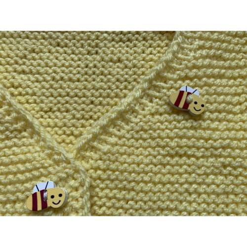 zartgelbes Babystrickjäckchen mit Bienchen Knöpfen