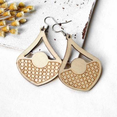 Statement Ohrhänger aus Holz | Boho Ohrringe in Tropfenform mit Wabenmuster | Leichter, natürlicher Ohrschmuck